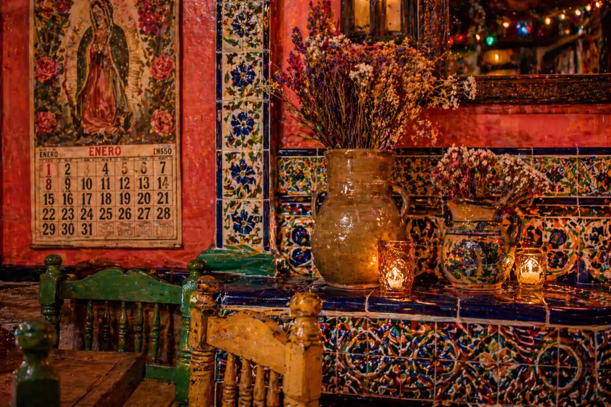 Decoración interior con Talavera y arte popular mexicano, restaurante La Milpa CDMX