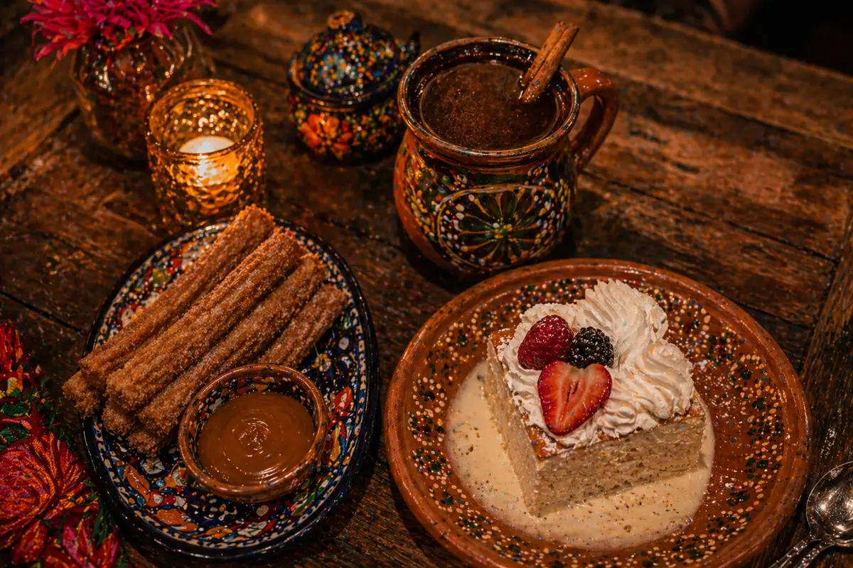 Postres mexicanos tradicionales en el restaurante La Milpa: churros con cajeta, pastel de tres leches y café de olla